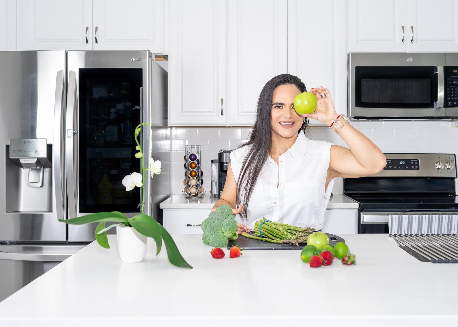 Andreina Martínez preparando alimentos frescos en la cocina