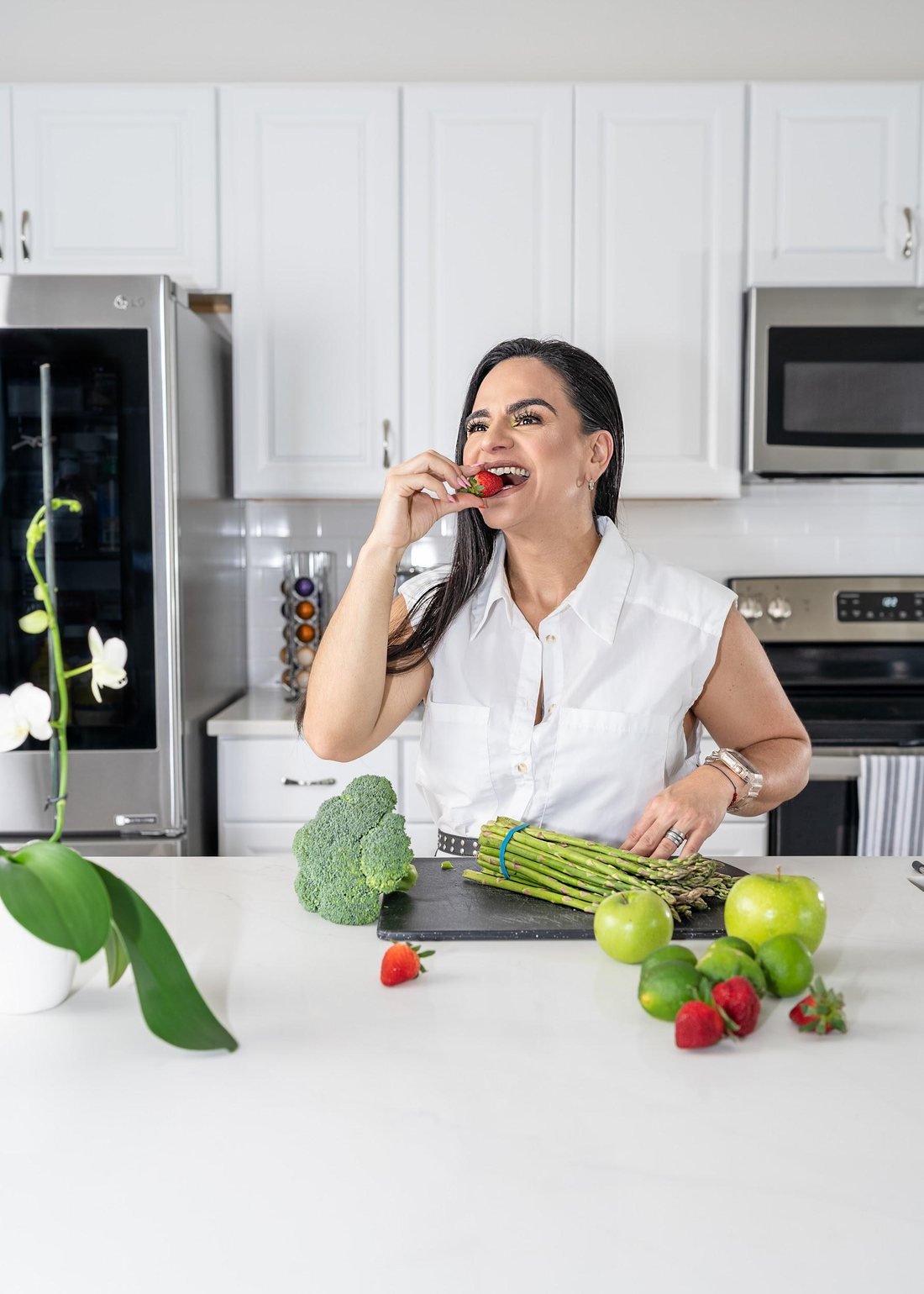 Andreina Martínez preparando alimentos frescos