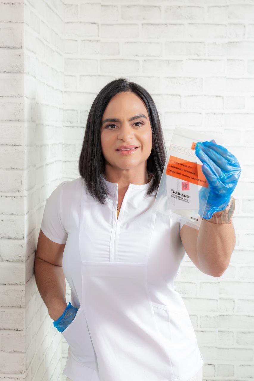 Andreina Martínez con una bolsa de transporte de muestras de laboratorio