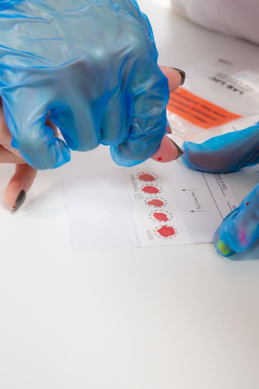 Tarjeta de recolección de muestra de sangre seca